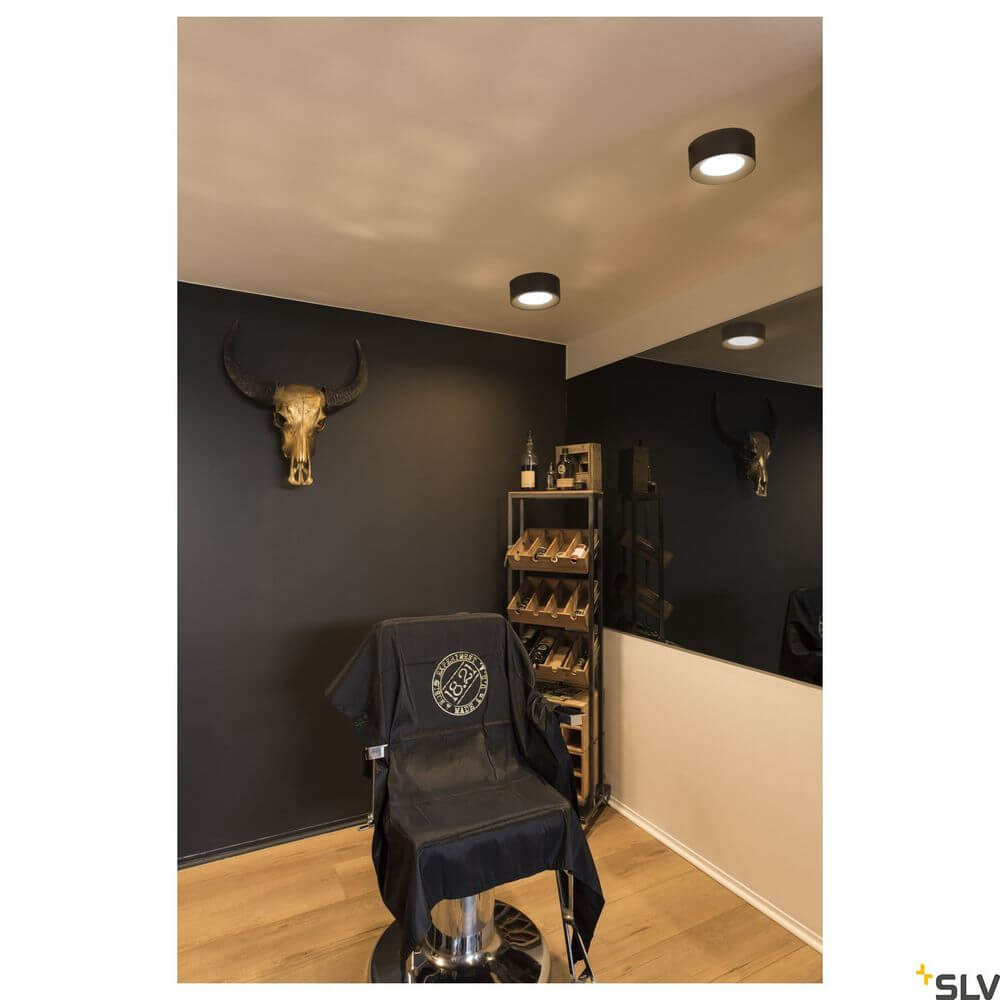 Moderne LED Deckenleuchten im Friseursalon mit Holzfußboden und Einrichtungselementen.