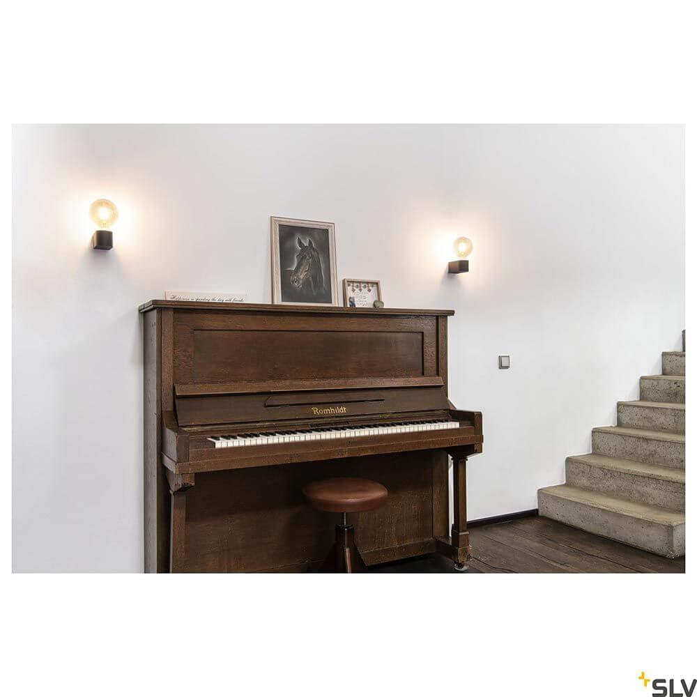 Fitu Cube Wandleuchte installiert neben einem Klavier in einem modern gestalteten Raum.