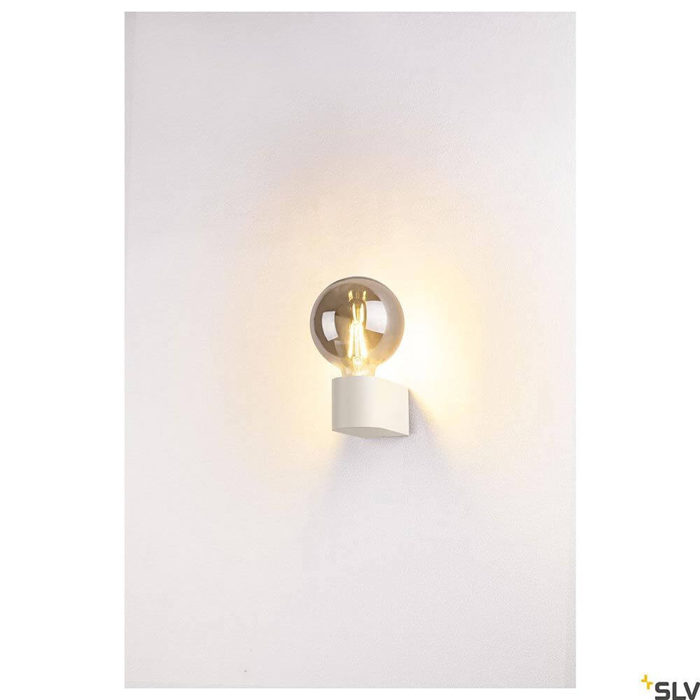 Fitu Cube Wandleuchte in Weiß mit runder Glühbirne an wandmontierter Oberfläche.