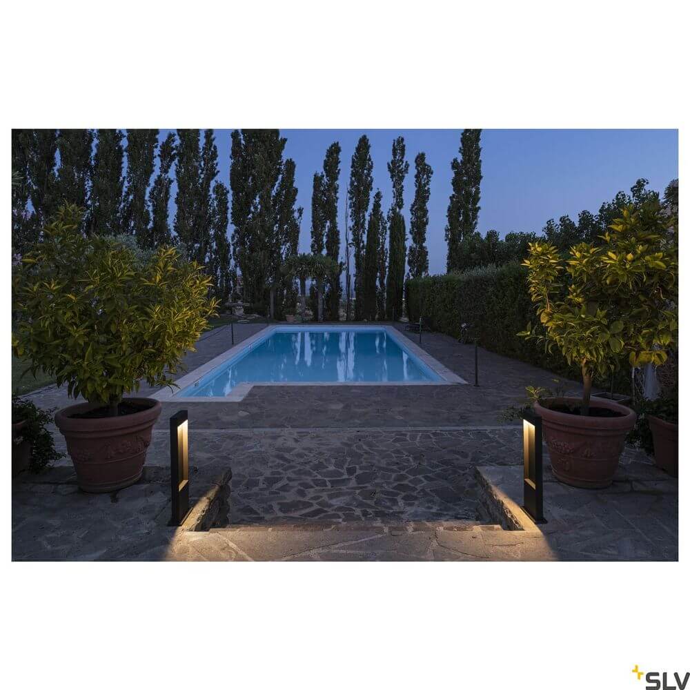 Flatt Pole 65 Fl 3000K IP65 Anthrazit beleuchtet den Poolbereich mit stilvollem Design im Freien.
