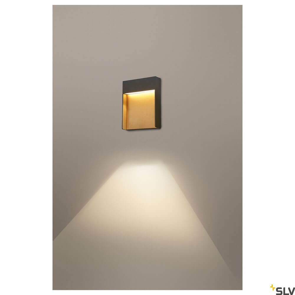 Flatt Outdoor LED Wandlampe 3000K IP65 Anthrazit an einer Wand abgebildet mit warmem Licht.