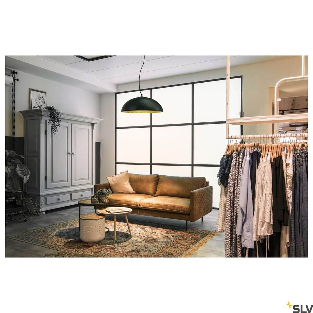 Forchini L 70 E27 Pendellampe Schwarz, Gold in einem modernen Wohnraum mit Sofa und Garderobe.