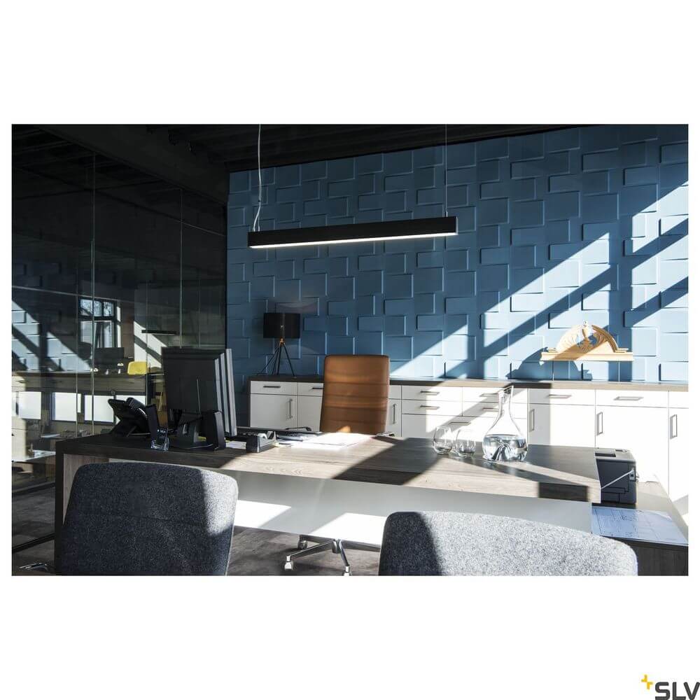 Glenos 1M Pendellampe schwarz 4000K in modernem Büro mit stilvollem Holzschreibtisch und blauer Wand.