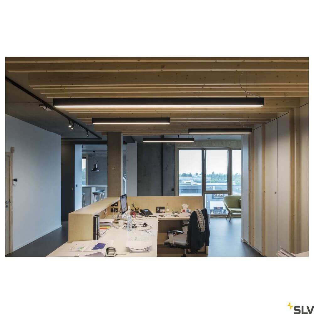 Moderne Bürobeleuchtung mit Glenos 1M Pendellampe Schwarz 4000K über einem Schreibtisch und Holzdecke.