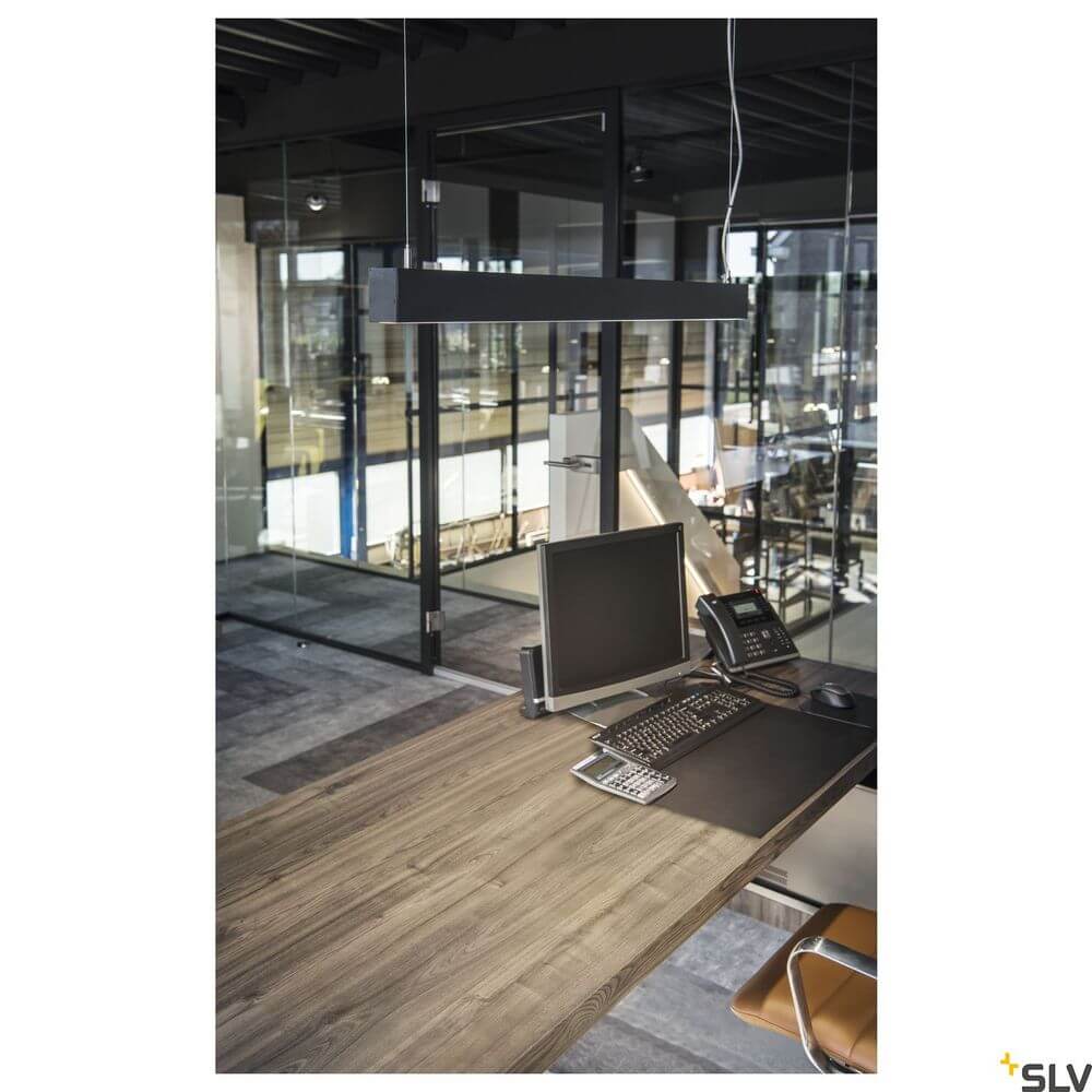 Glenos Pendellampe Schwarz 4000K über modernem Schreibtisch in stilvollem Büro mit Glaswänden.