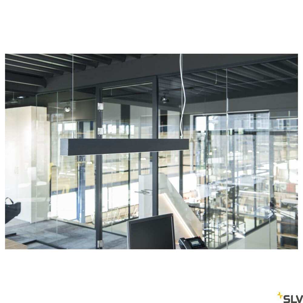 Glenos 1M Pendellampe Schwarz 4000K in modernem Büro mit Glaswänden und stilvollem Interieur.