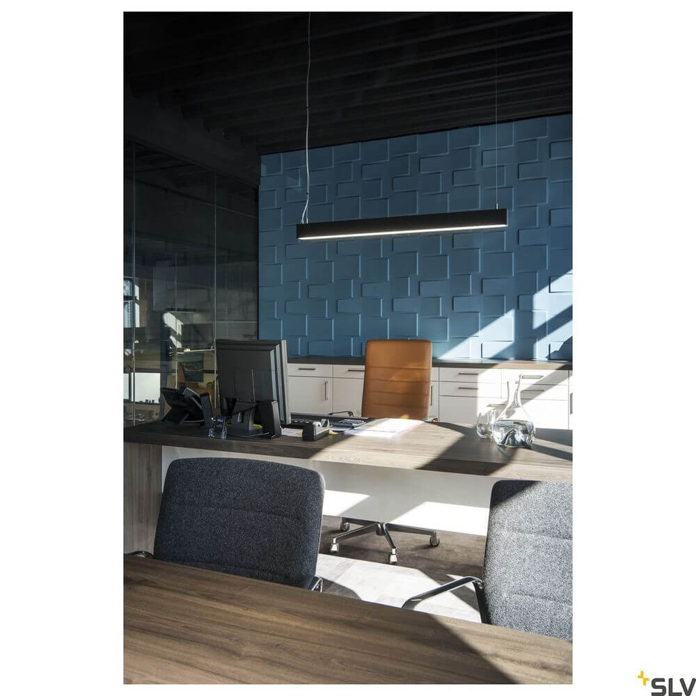 Glenos 1M Pendellampe in Schwarz, ideal für modernes Büro mit 4000K Lichtfarbe im Hintergrund.