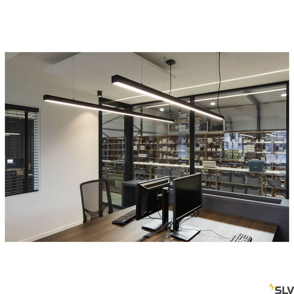 Glenos Pendellampe in Schwarz, 2m, 3000K, modernes Büro mit klarer Beleuchtung und zwei Monitoren.