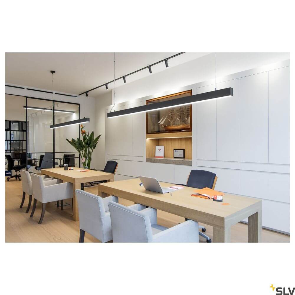 Moderne Glenos 2m Pendellampe in Schwarz, 3000K, beleuchtet eleganten Besprechungsraum.