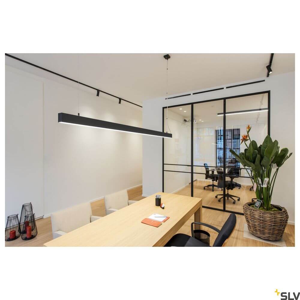 Glenos 2m Pendellampe Schwarz 3000K in modernem Büro mit großen Fenstern und Sichtschutz. Ideal für Arbeitsbereiche.