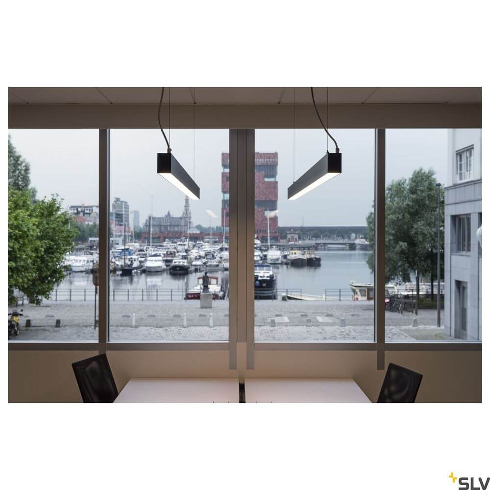 Schwarze 2m Pendellampe Glenos mit 4000K über einem Tisch, Blick auf den Hafen.