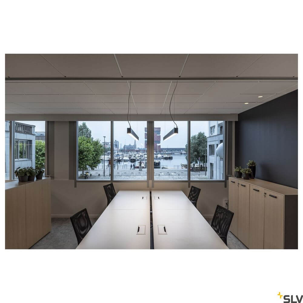 Moderne Büroumgebung mit Glenos 2m Pendellampe Schwarz und Blick auf den Hafen, helle Beleuchtung bei 4000K.