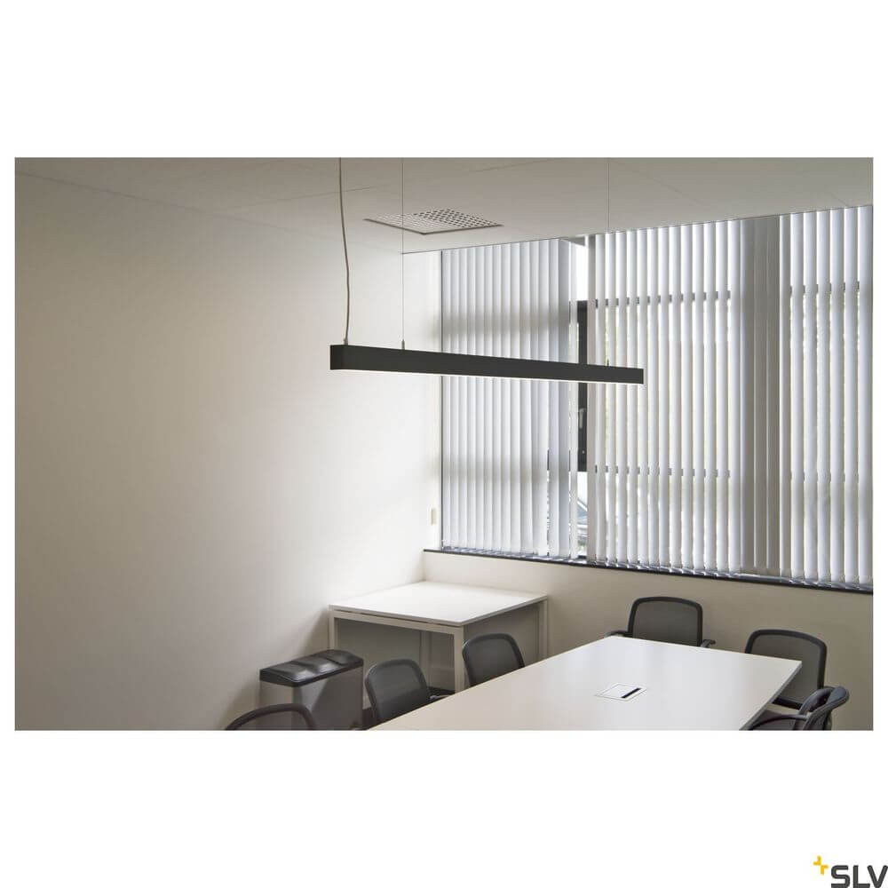 Glenos 2m Pendellampe Schwarz 4000K in modernem Büro mit Besprechungstisch und Fenster.