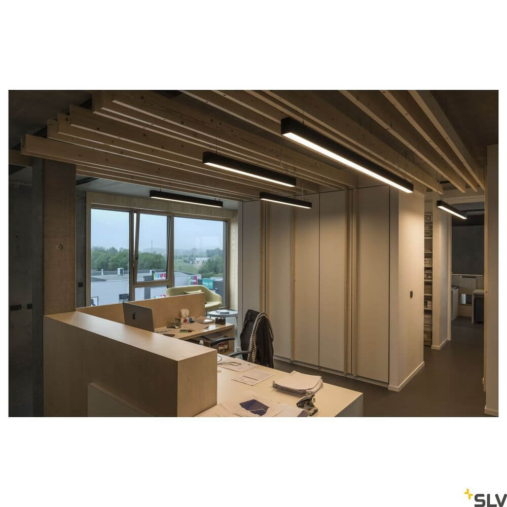 Glenos 2m Pendellampe Schwarz 4000K in modernem Büro mit Holzdecke und Arbeitsplätzen.