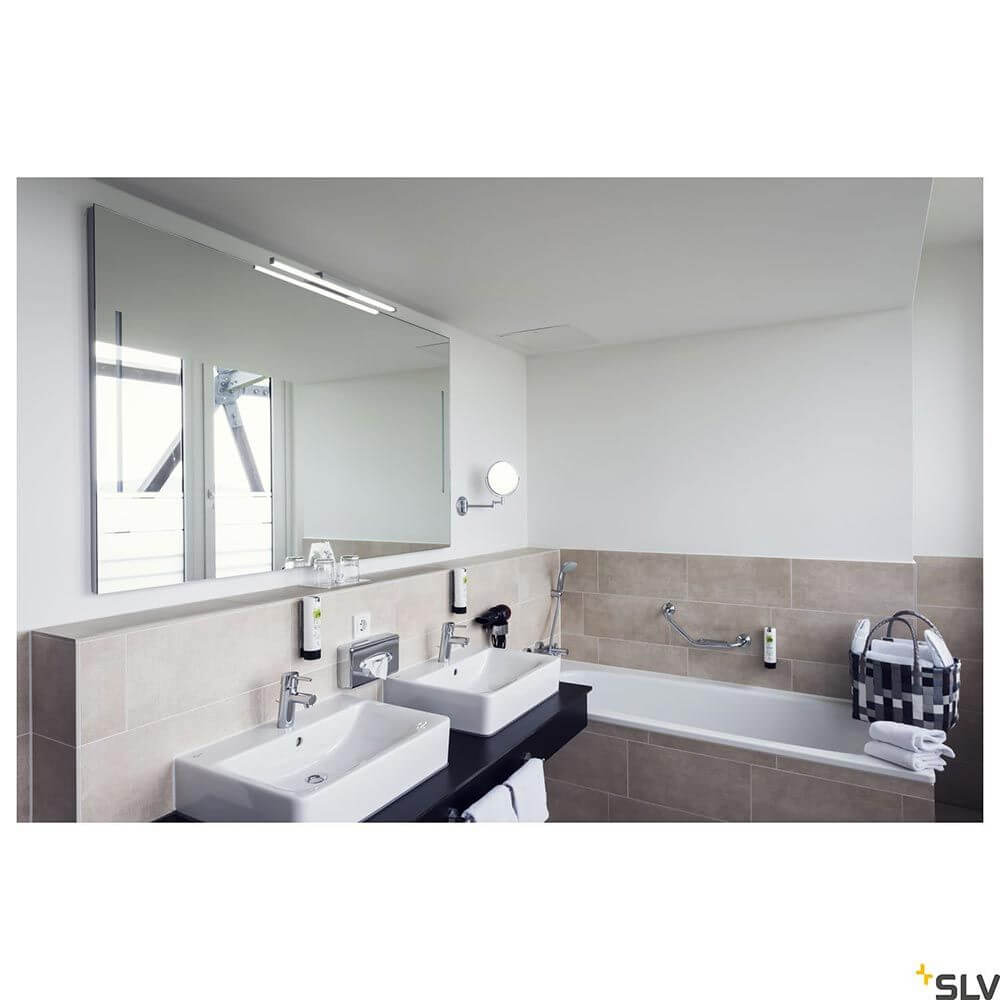Elegante Glenos LED Spiegelleuchte CCT in modernem Badezimmer mit Doppelwaschbecken und großer Spiegelfläche.