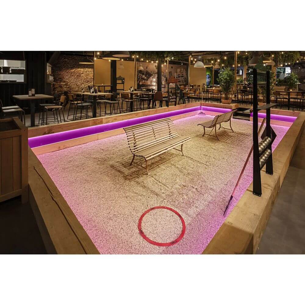 Grazia LED Flexstrip 24V RGBW IP54 beleuchtet einen modernen Innenbereich mit Sitzgelegenheiten.