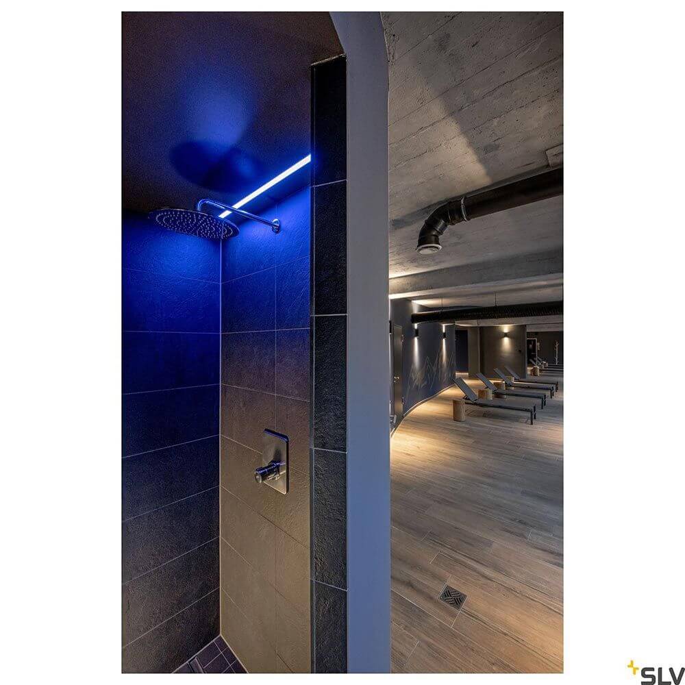 Grazia Pro Flexstrip 24V RGBW LED-Streifen in moderner Dusche mit blauer Beleuchtung