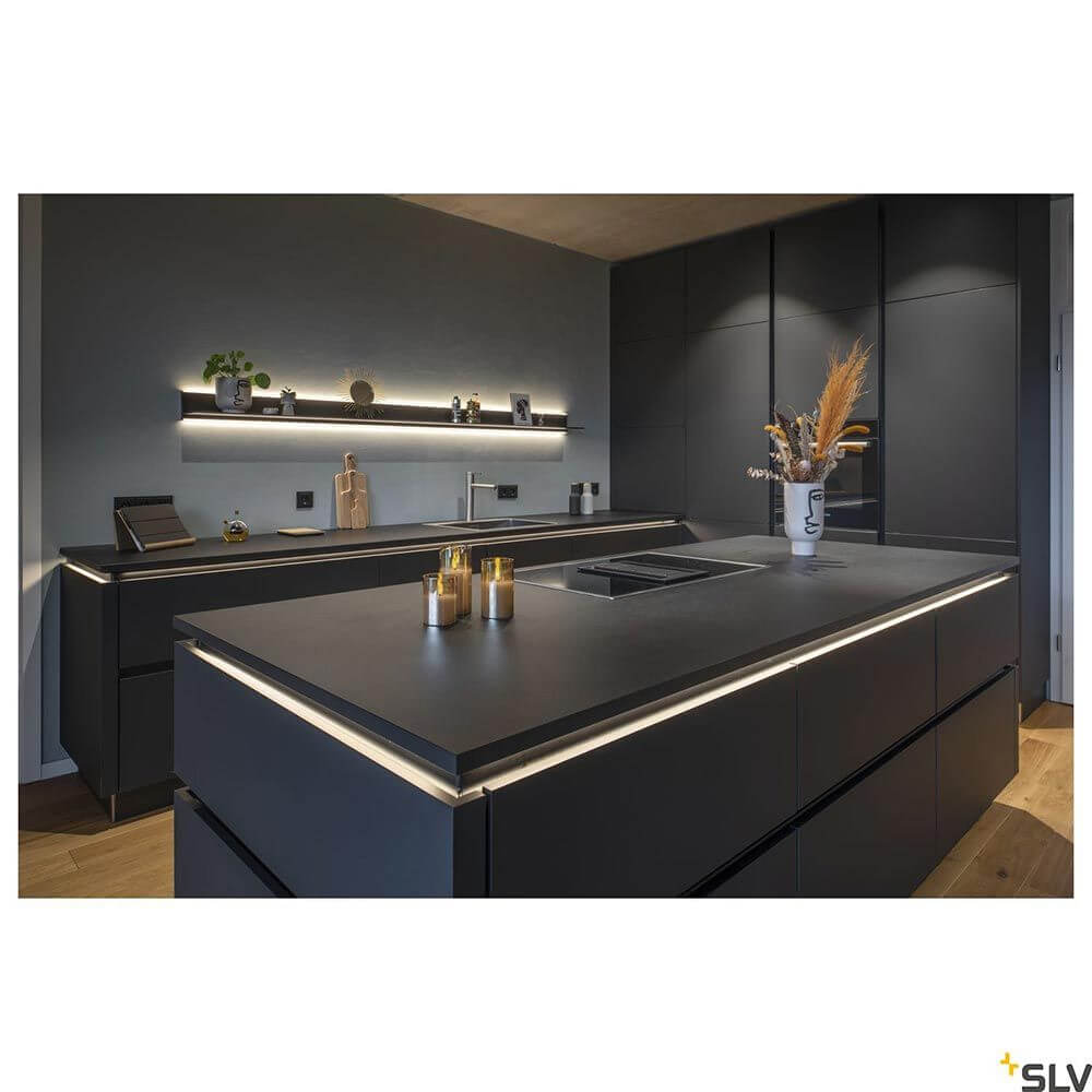 Moderne Küche mit Grazia Pro LED Flexstrip 24V 2700-6500K Beleuchtung an den Wänden und einem eleganten schwarzen Design.