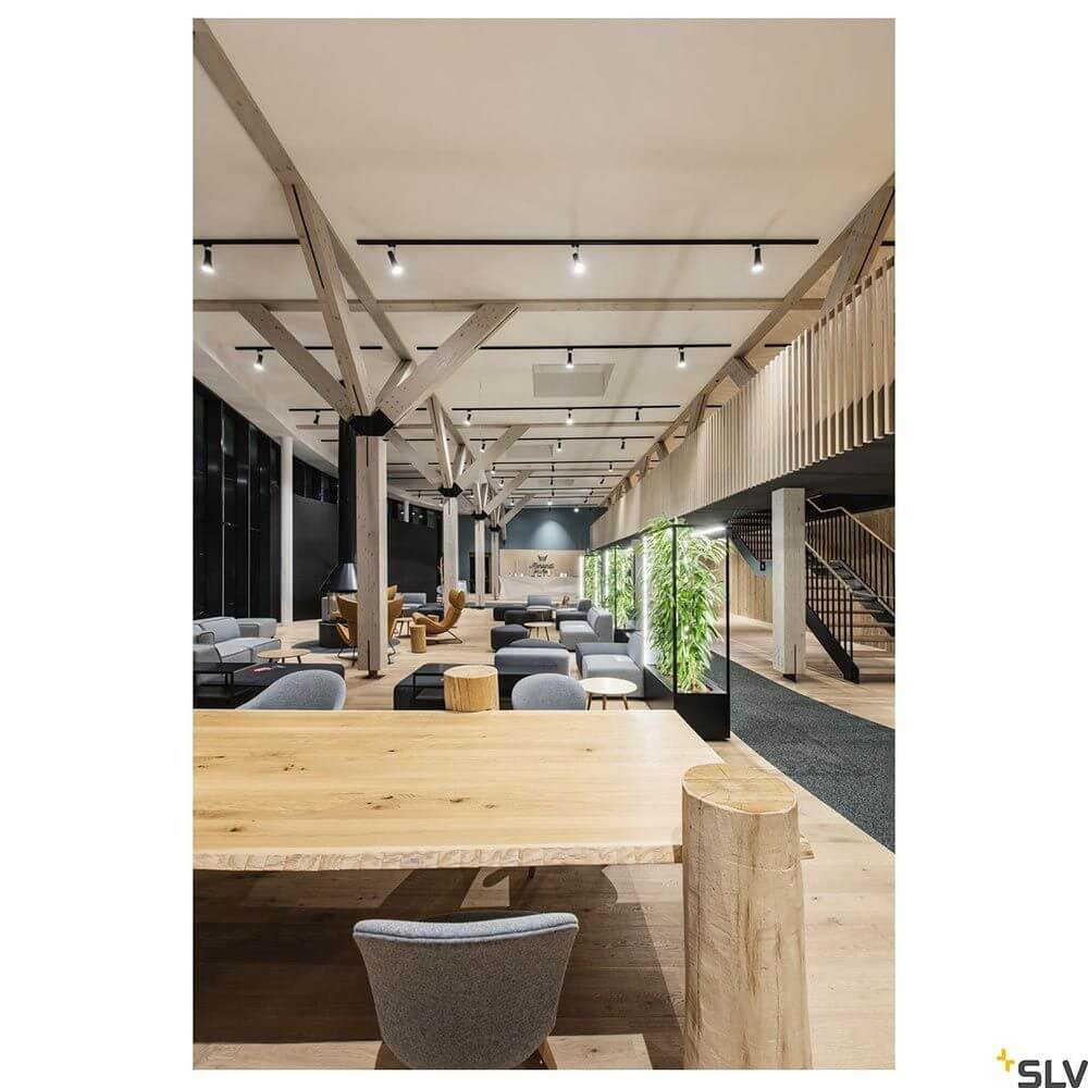Moderne Innenarchitektur mit Grazia Pro LED Flexstrip 24V 2700-6500K in einem stilvollen Arbeitsbereich.