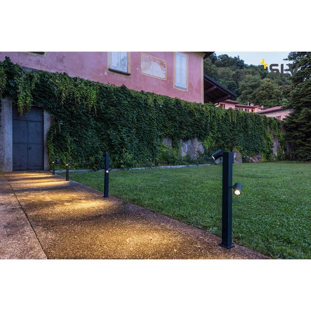 Helia Double Pole LED Außen-Stehleuchte Anthrazit IP55 in einem Gartenweg mit Grünpflanzen.