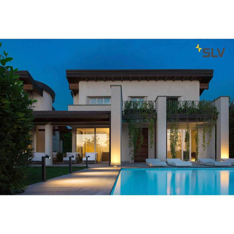 Helia Single Pole LED Außen-Stehleuchte Anthrazit IP55 erhellt das moderne Haus mit schöner Lichtatmosphäre.
