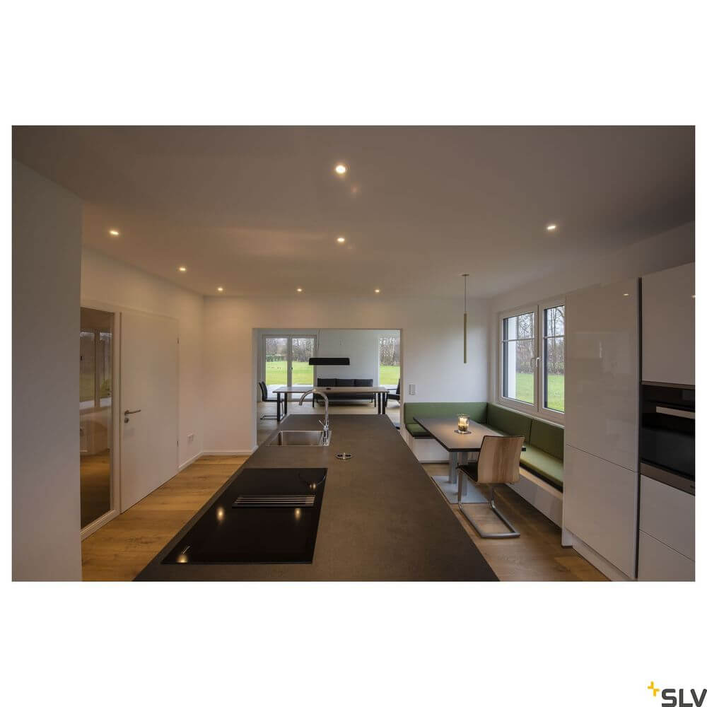 Moderne Küche mit Horn Magna Deckenleuchte 3000K Weiß, eleganter Innenraum und stilvolles Design.