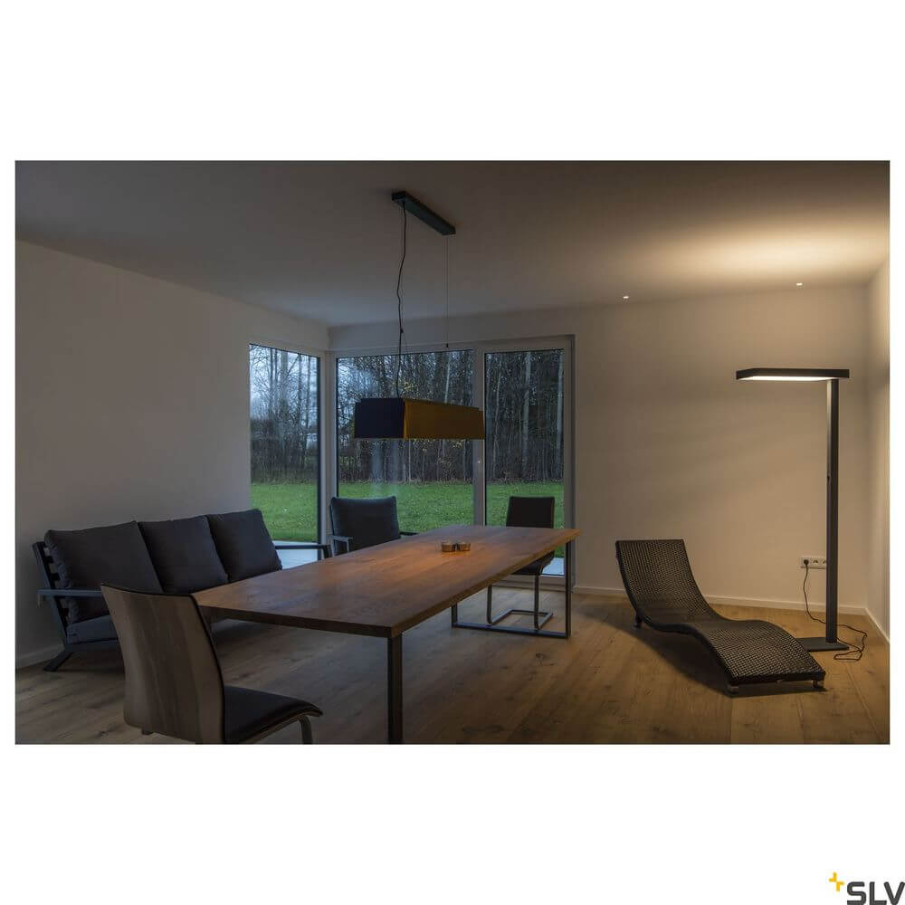 Horn Magna Deckenleuchte 3000K Weiß im modernen Wohnraum mit elegantem Esstisch und Stühlen.