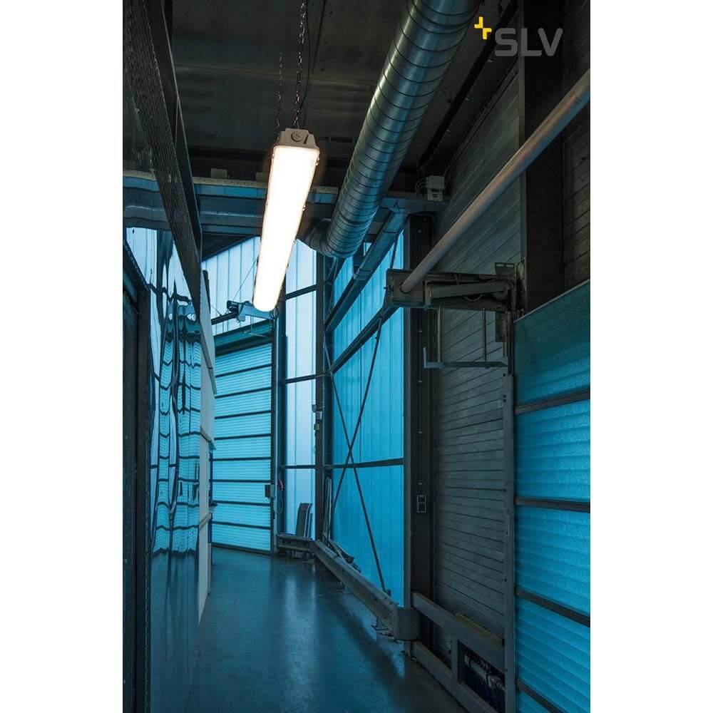 Imperva 150 LED Wannenleuchte IP66 im Einsatz in einem modernen Industriebereich mit angenehmer Lichtverteilung.