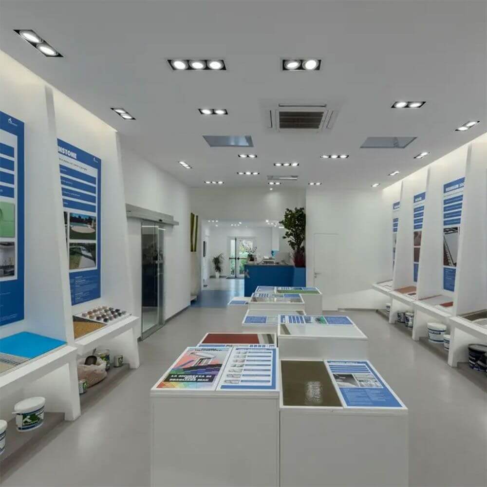 Kadux 2 ES111 Downlight eckig Weiß max. 2x50W in einer modernen Ausstellung für Beleuchtung.