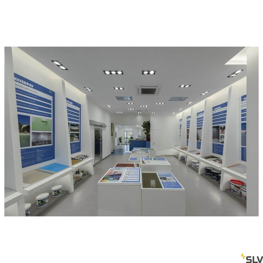 Innenansicht eines modernen Ausstellungsraums mit Kadux 2 ES111 Downlight eckig Weiß max. 2x50W.