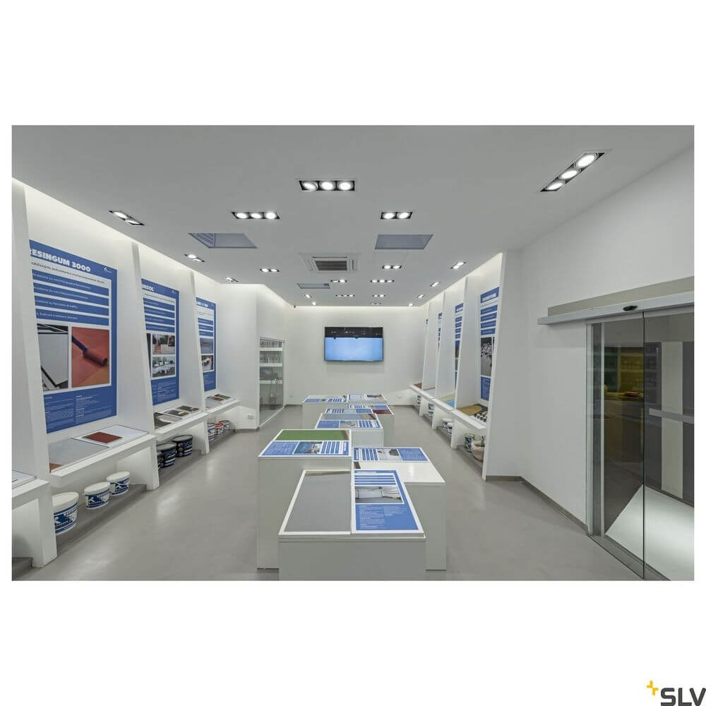 Kadux 2 ES111 Downlight eckig Weiß max. 2x50W in modernem Ausstellungsraum mit Präsentationsflächen.
