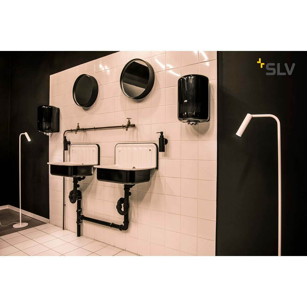 Moderne Badezimmeransicht mit zwei Waschbecken, schwarzen Spiegeln und einer Karpo LED Stehleuchte Weiß 3000K.