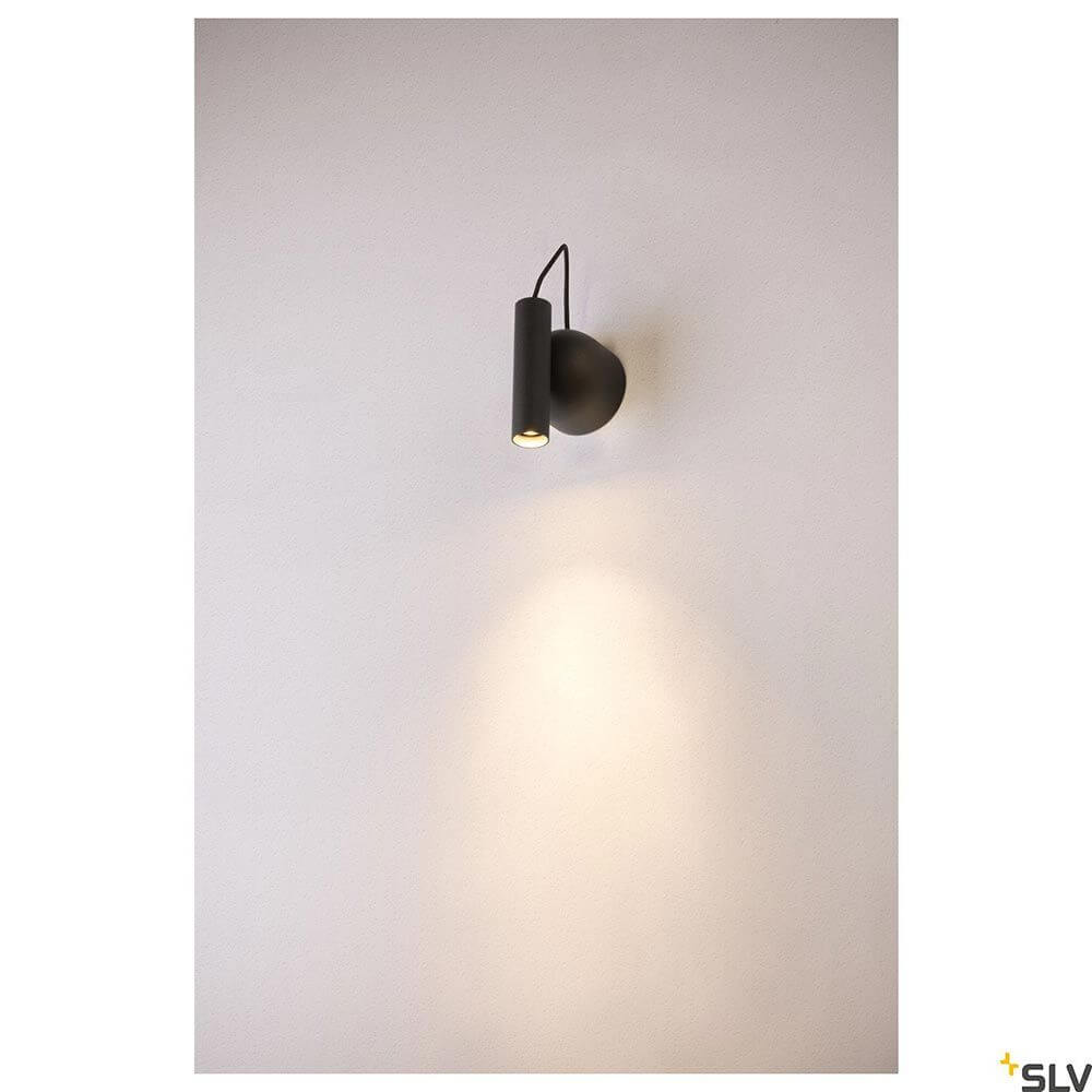Karpo Magn LED Strahler Wandleuchte an einer Wand montiert, stilvolle Akzentbeleuchtung in modernem Design.