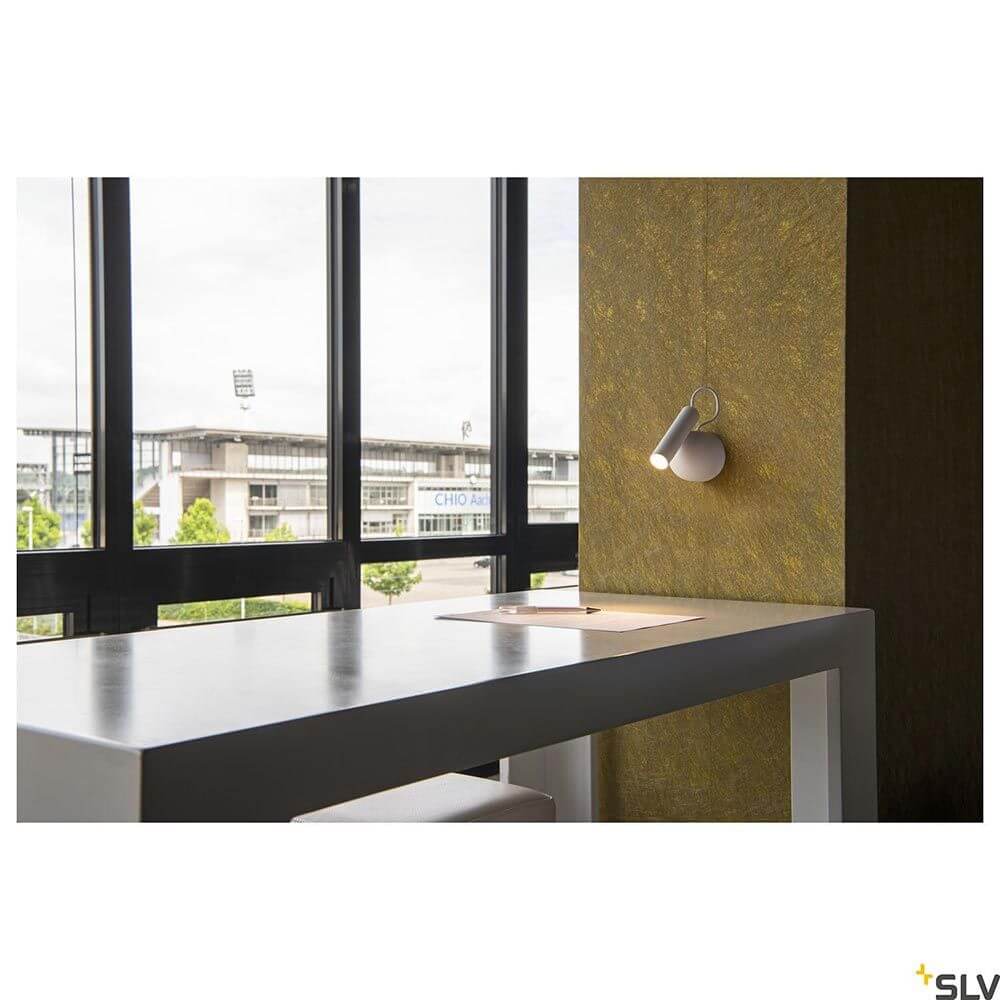 Karpo Magn LED Strahler Wandleuchte an stylischer Wand mit Blick auf Fenster und Platz zum Arbeiten.