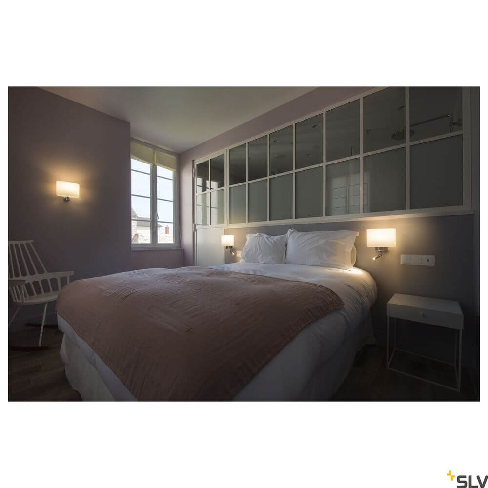 Modernes Schlafzimmer mit Kenkua Wandlampe E27 Chrom neben dem Bett und beruhigender Einrichtung.