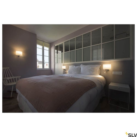 Modernes Schlafzimmer mit Kenkua Wandlampe E27 Chrom neben dem Bett und beruhigender Einrichtung.