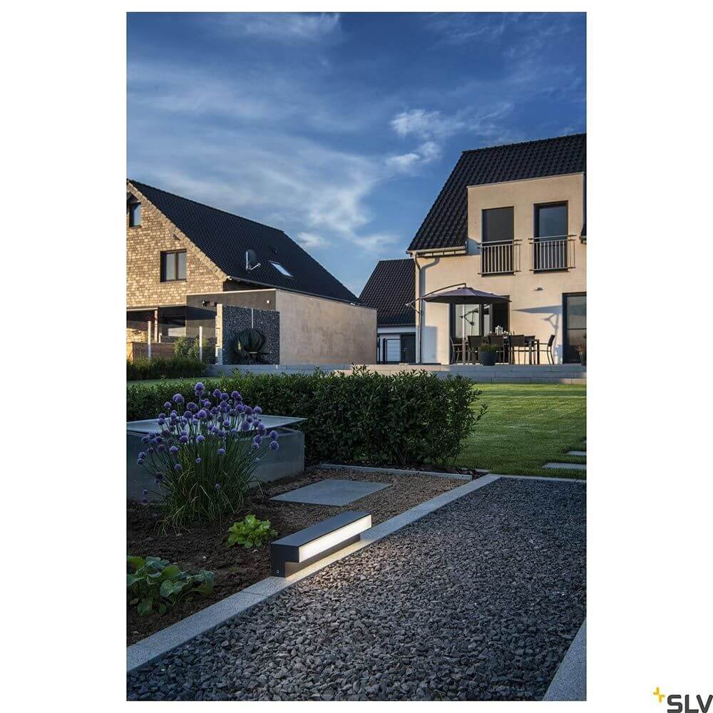 L-Line LED Gehwegleuchte IP65 Anthrazit CCT beleuchtet den Gartenweg und sorgt für stilvolle Außenbeleuchtung.