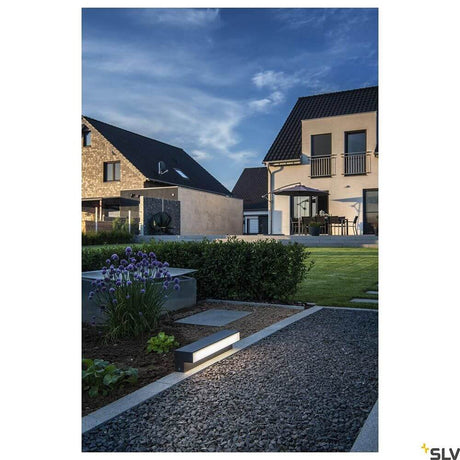 L-Line LED Gehwegleuchte IP65 Anthrazit CCT für Gartenwege und Zufahrten vor modernem Wohnhaus