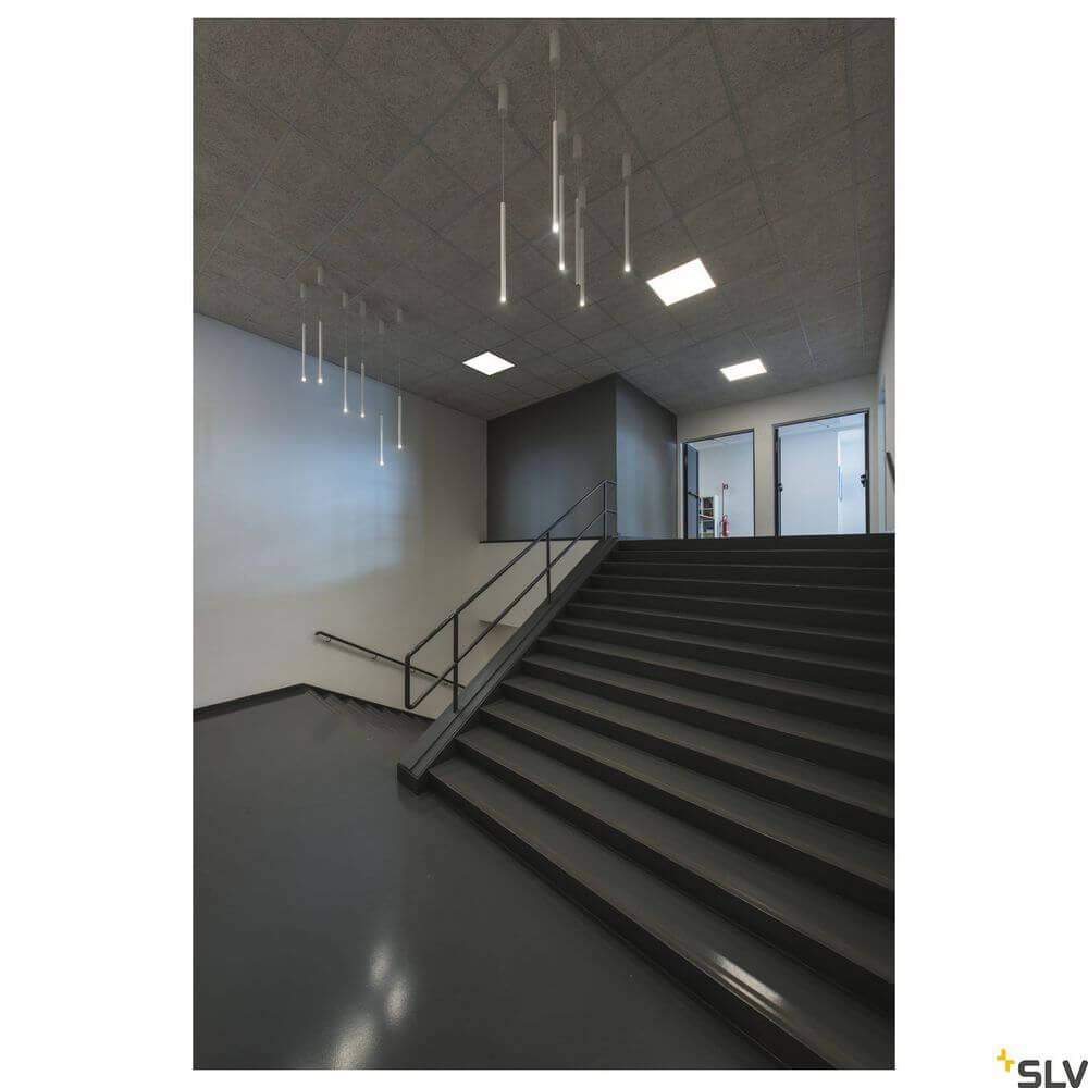 LED Panel 600 Deckenleuchte Weiß 3000K im modernen Treppenhaus mit eleganter Beleuchtung.