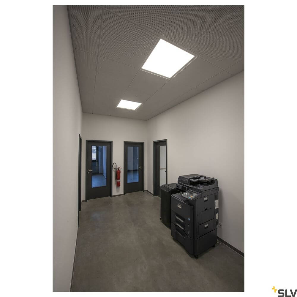 LED Panel 600 Deckenleuchte Weiß 3000K in einem modernen Büro mit Druckern und beigen Wänden.