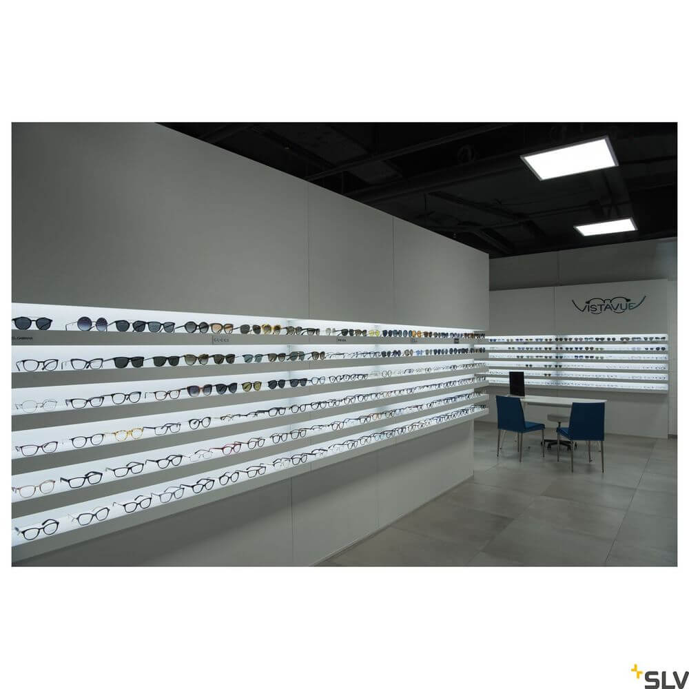 LED Panel 600 Deckenleuchte Weiß 4000K im Verkaufsraum mit Brillenpräsentation.