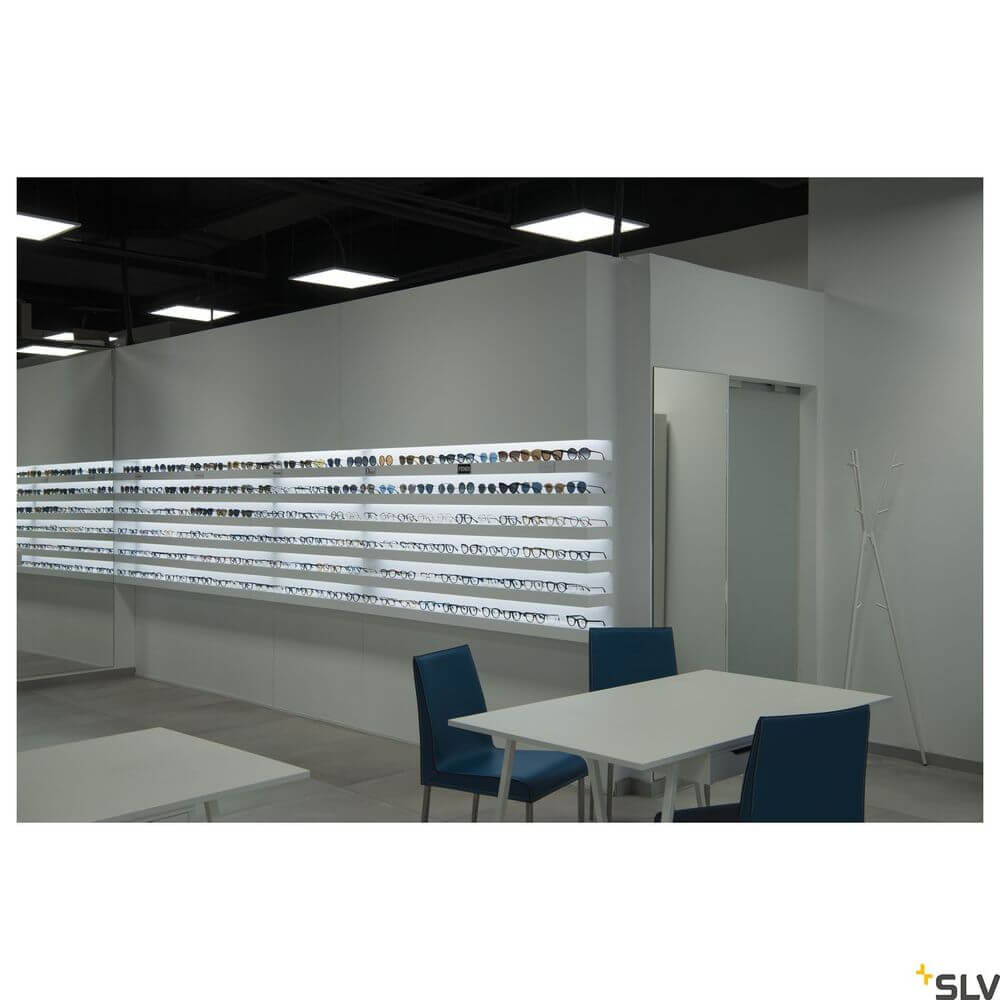 LED Panel 600 Deckenleuchte Weiß 4000K in moderner Geschäftsumgebung mit weißen Wänden und minimalistischem Design.