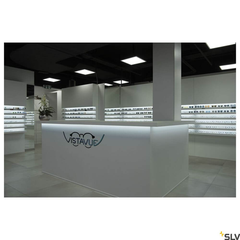 LED Panel 600 Deckenleuchte Weiß 4000K in einem modernen Verkaufsraum bei Vistavue