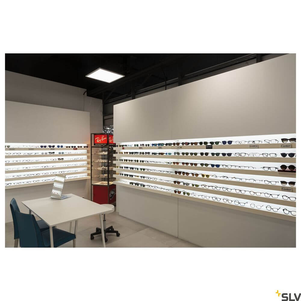 LED Panel 600 Deckenleuchte Weiß 4000K im Augenoptikgeschäft mit Brillen und Sonnenbrillen.