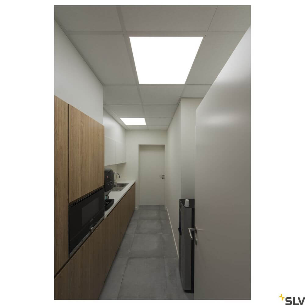 LED Panel 620 Deckenleuchte Weiß 3000K in moderner Küche mit Holzschränken und hellem Licht.