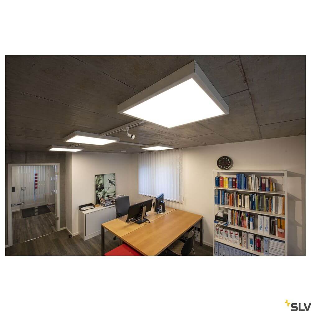 LED Panel 620 Deckenleuchte Weiß 3000K in modernem Büro mit Schreibtisch und Regalen.