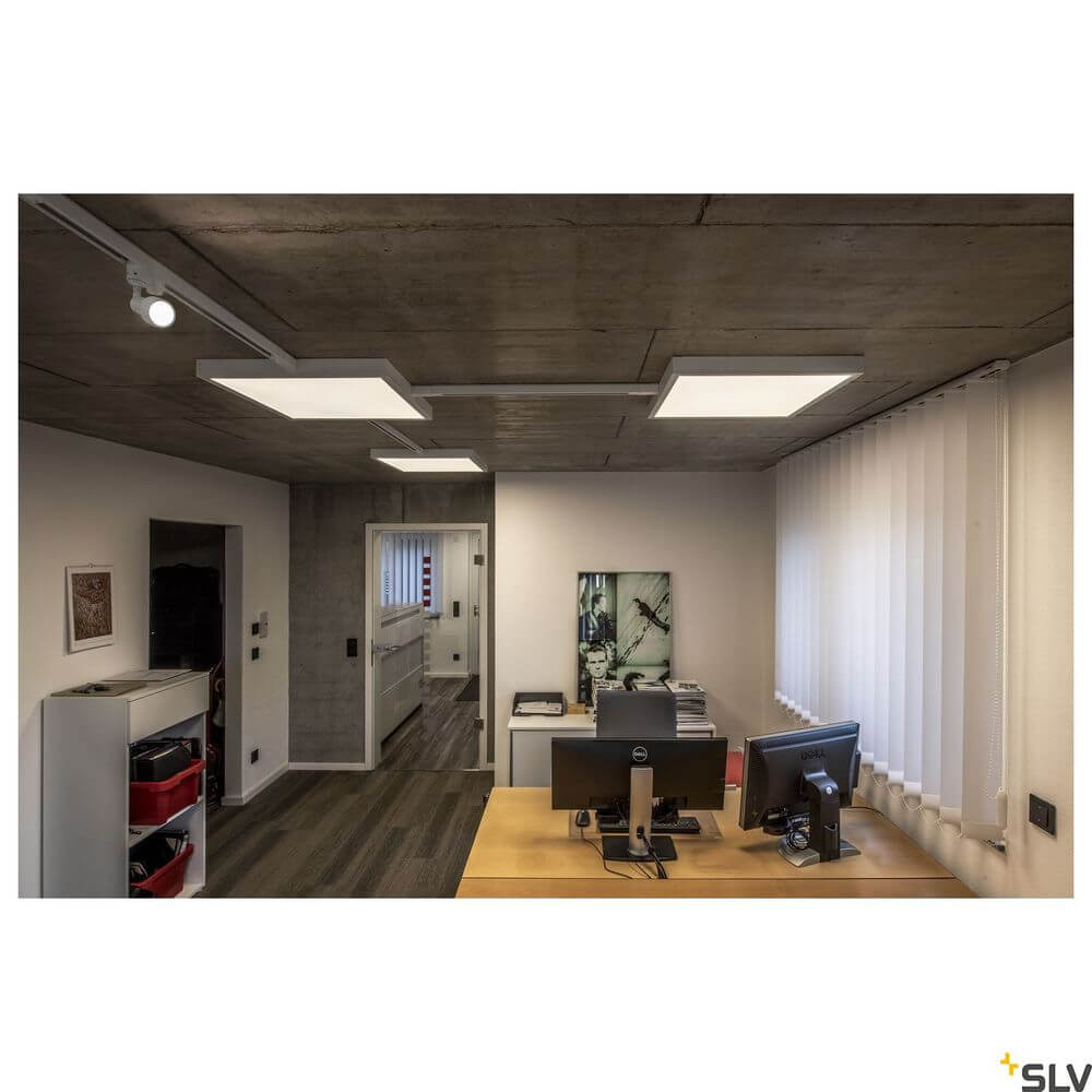 LED Panel 620 Deckenleuchte Weiß 3000K in modernem Büro mit elegantem Design
