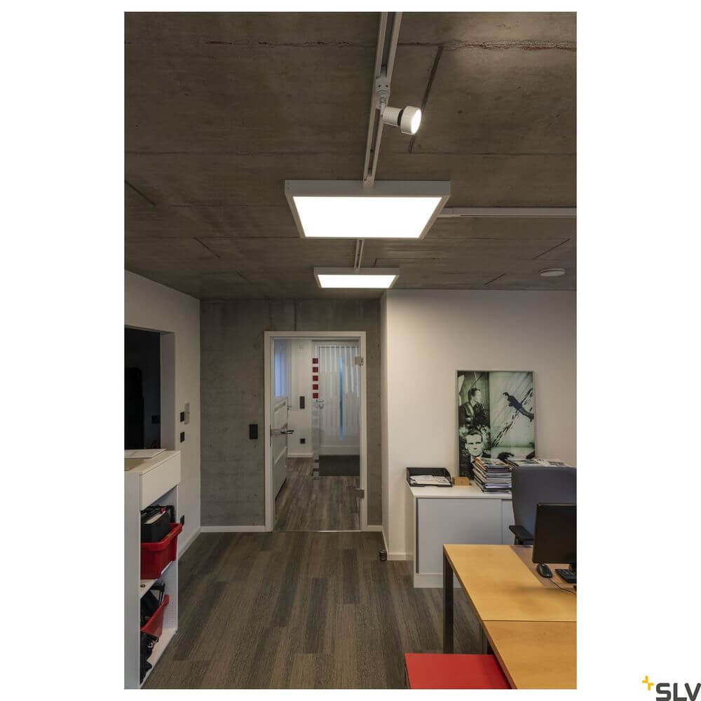 LED Panel 620 Deckenleuchte Weiß 3000K in modernem Büro mit hellem Licht und zeitgemäßem Design.