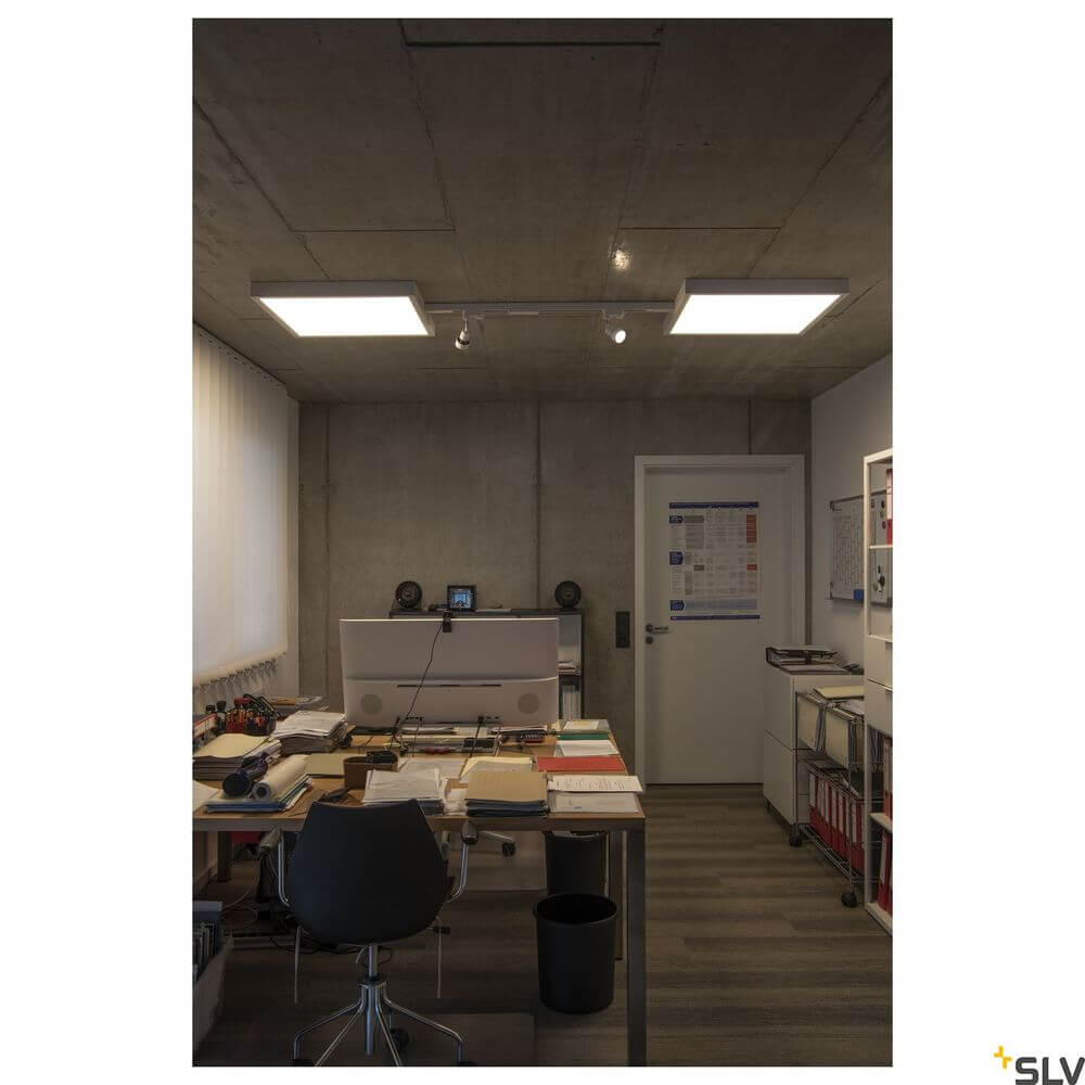 LED Panel 620 Deckenleuchte Weiß 3000K in modernem Büro mit Schreibtisch und Fenster.