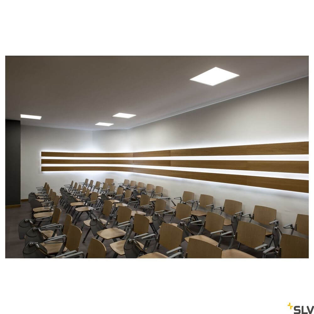 LED Panel 620 Deckenleuchte Weiß 4000K in einem modernen Vortragsraum mit Holzdetails und Stühlen.